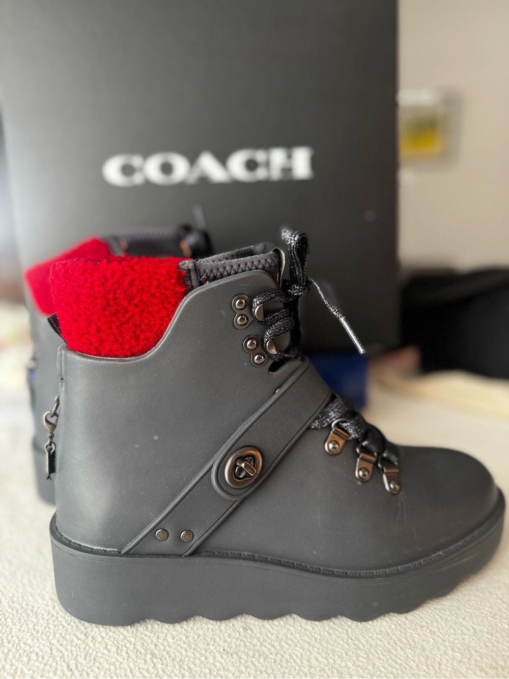 COACH Urban Shearling
Hiker Boots Lace Up Rubber Size 6